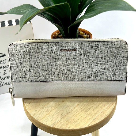 Coach Cream and Black Patterned Zipper Wallet - Picture 1 of 13